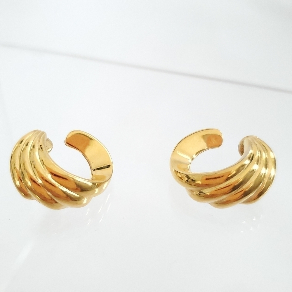 𝅺MONET Gold Tone Swirl Posts